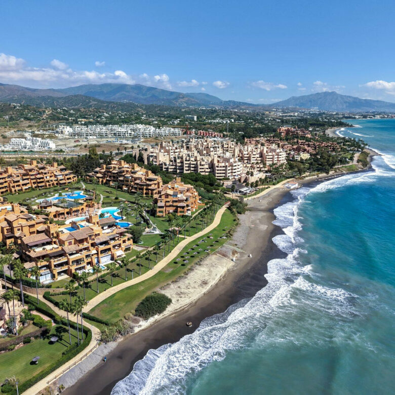 FOR SALE 🏡 Frontline Beach Three-Bedroom Apartment with Sea Views and Spa Facilities – Estepona 🇪🇸
