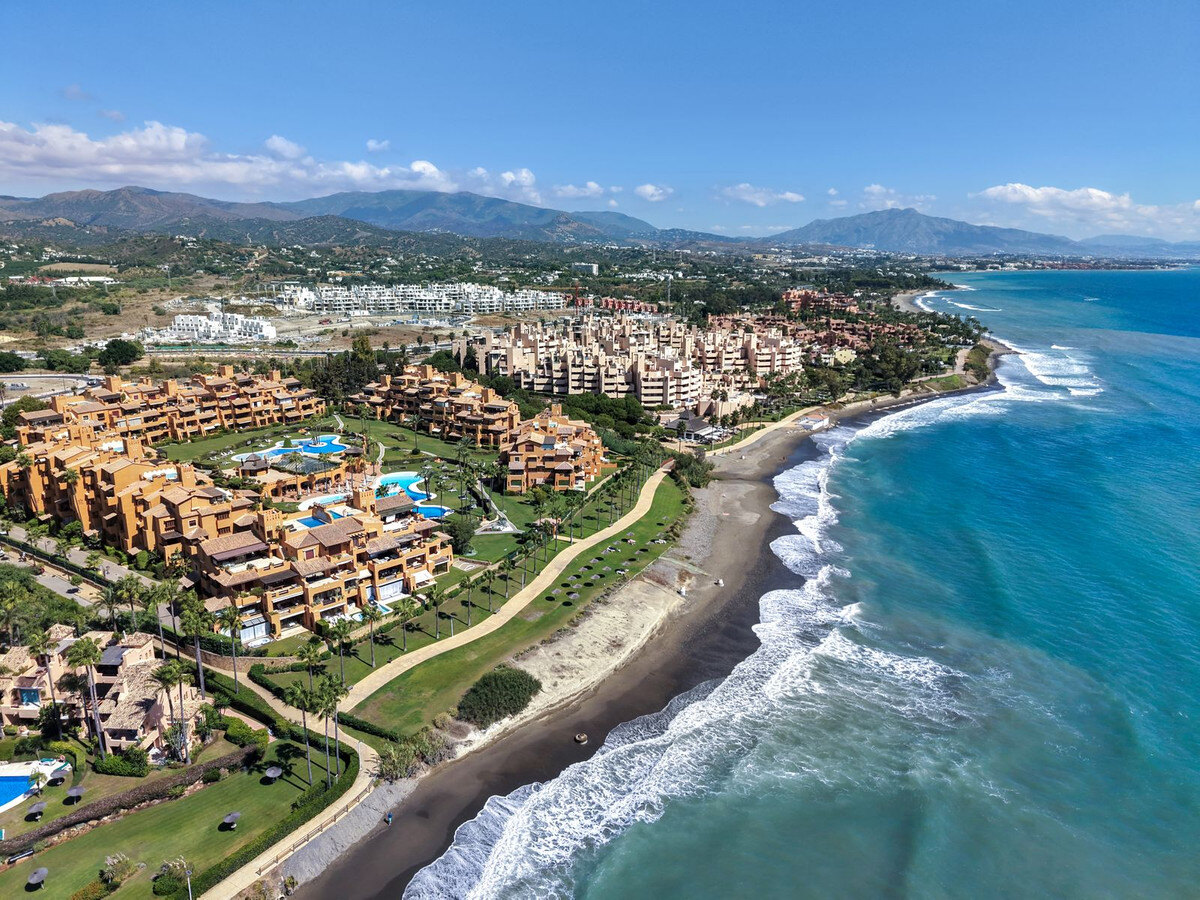 FOR SALE 🏡 Frontline Beach Three-Bedroom Apartment with Sea Views and Spa Facilities – Estepona 🇪🇸