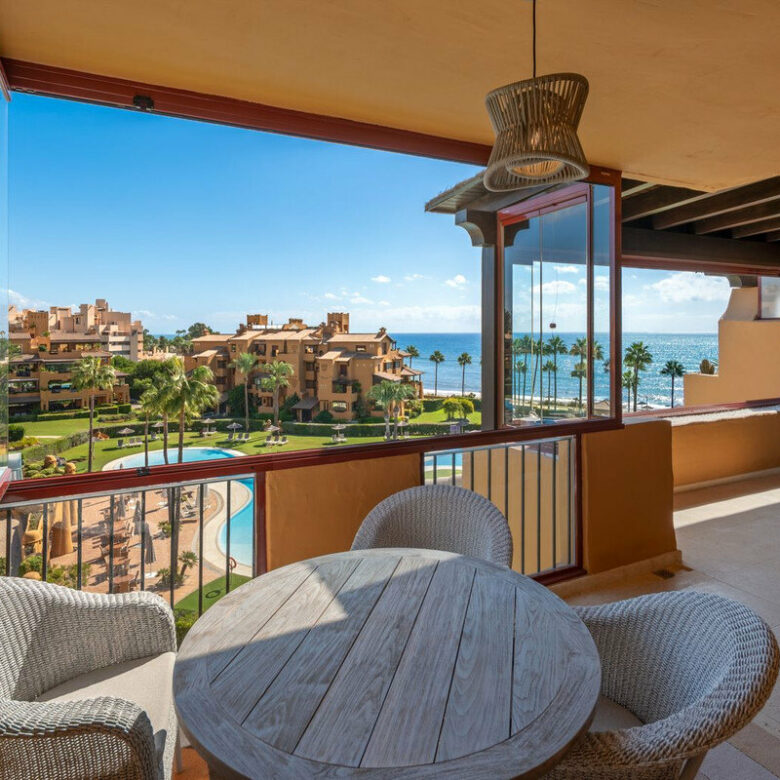FOR SALE 🏡 Frontline Beach Three-Bedroom Apartment with Sea Views and Spa Facilities – Estepona 🇪🇸