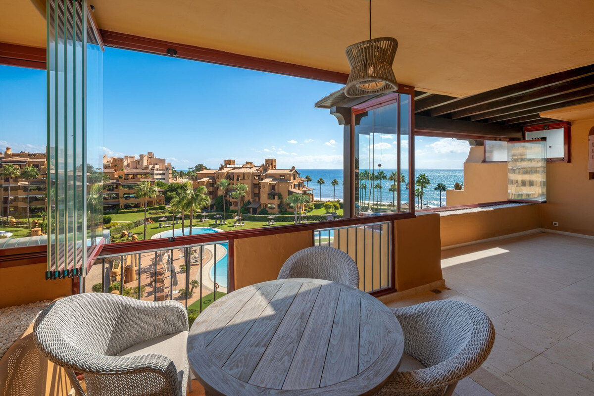 FOR SALE 🏡 Frontline Beach Three-Bedroom Apartment with Sea Views and Spa Facilities – Estepona 🇪🇸