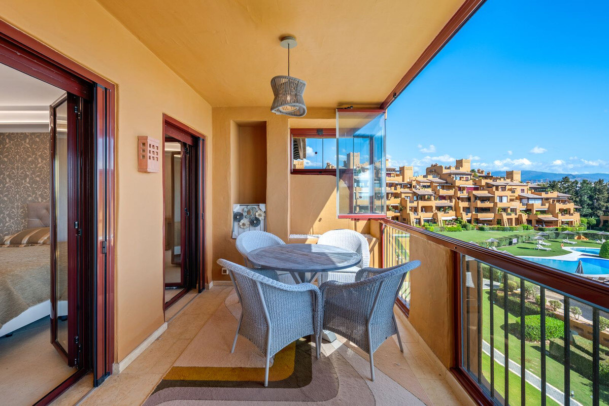 FOR SALE 🏡 Frontline Beach Three-Bedroom Apartment with Sea Views and Spa Facilities – Estepona 🇪🇸