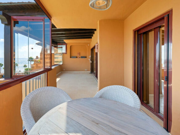 FOR SALE 🏡 Frontline Beach Three-Bedroom Apartment with Sea Views and Spa Facilities – Estepona 🇪🇸