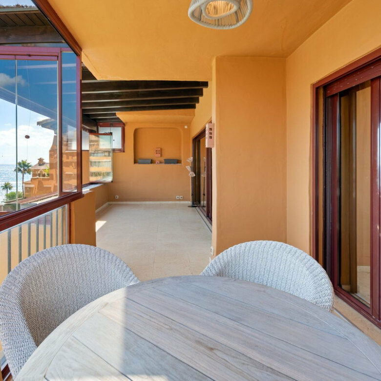 FOR SALE 🏡 Frontline Beach Three-Bedroom Apartment with Sea Views and Spa Facilities – Estepona 🇪🇸