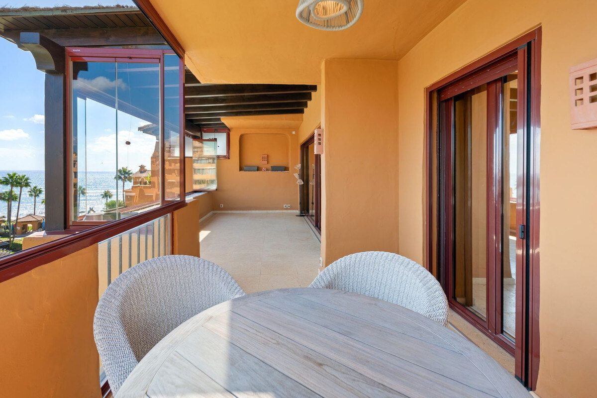 FOR SALE 🏡 Frontline Beach Three-Bedroom Apartment with Sea Views and Spa Facilities – Estepona 🇪🇸