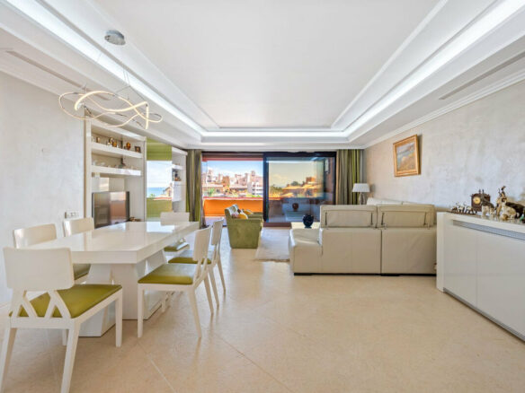 FOR SALE 🏡 Frontline Beach Three-Bedroom Apartment with Sea Views and Spa Facilities – Estepona 🇪🇸
