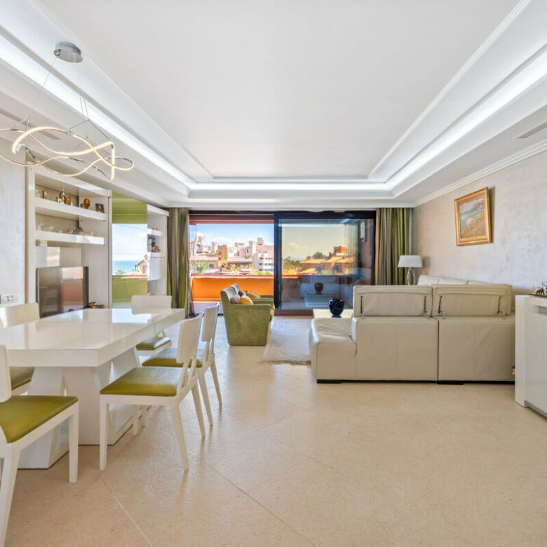 FOR SALE 🏡 Frontline Beach Three-Bedroom Apartment with Sea Views and Spa Facilities – Estepona 🇪🇸