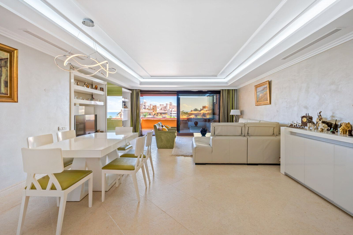 FOR SALE 🏡 Frontline Beach Three-Bedroom Apartment with Sea Views and Spa Facilities – Estepona 🇪🇸