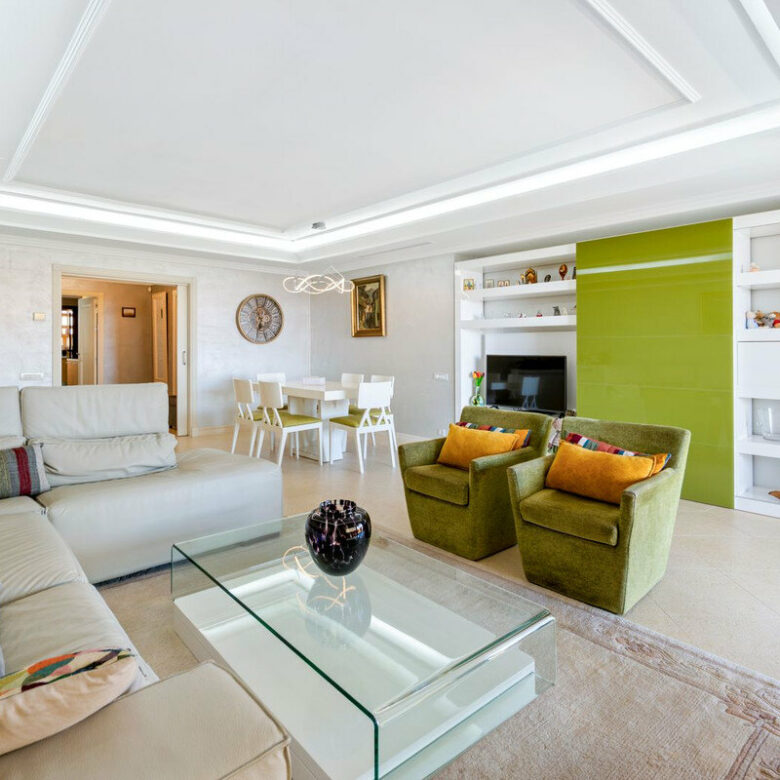 FOR SALE 🏡 Frontline Beach Three-Bedroom Apartment with Sea Views and Spa Facilities – Estepona 🇪🇸