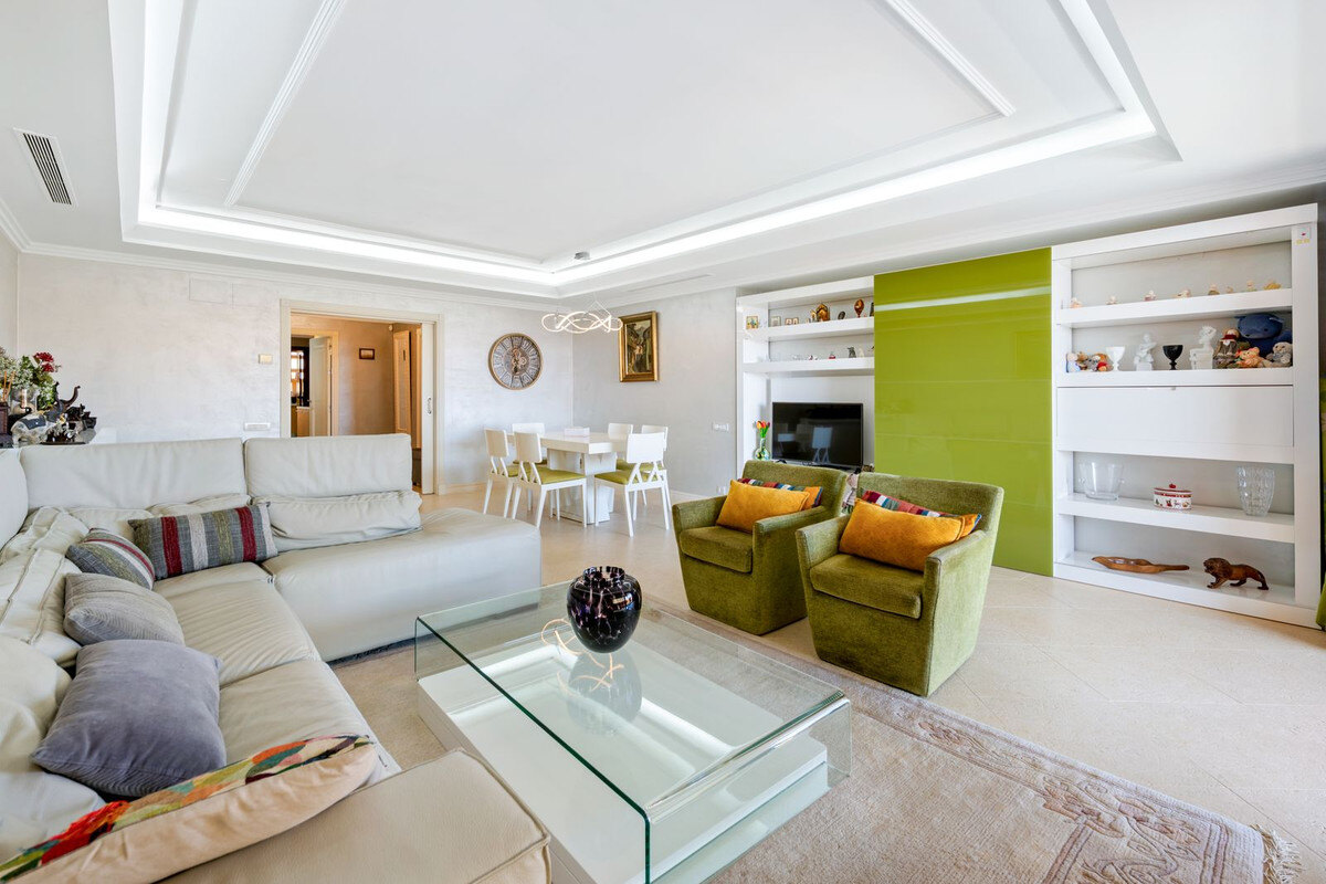 FOR SALE 🏡 Frontline Beach Three-Bedroom Apartment with Sea Views and Spa Facilities – Estepona 🇪🇸