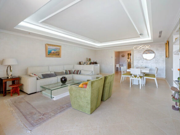 FOR SALE 🏡 Frontline Beach Three-Bedroom Apartment with Sea Views and Spa Facilities – Estepona 🇪🇸
