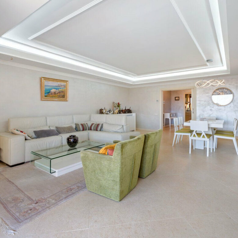 FOR SALE 🏡 Frontline Beach Three-Bedroom Apartment with Sea Views and Spa Facilities – Estepona 🇪🇸