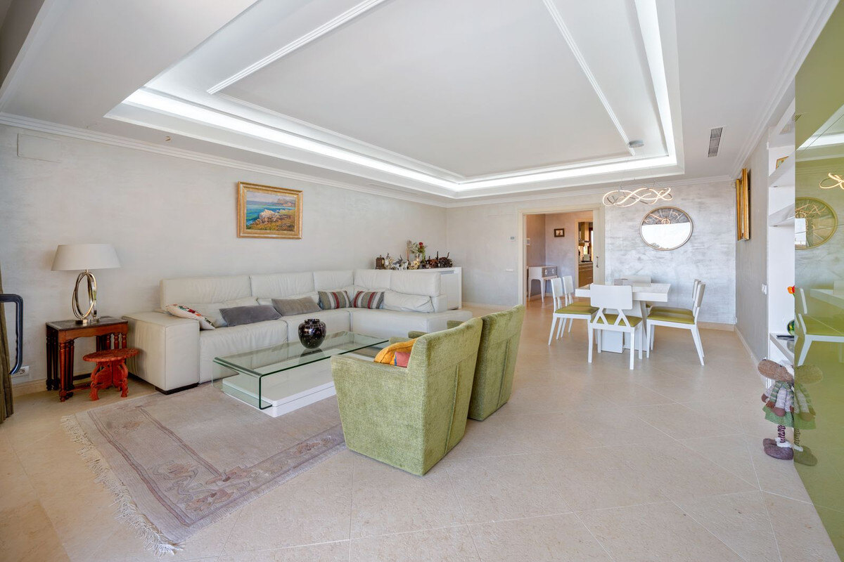 FOR SALE 🏡 Frontline Beach Three-Bedroom Apartment with Sea Views and Spa Facilities – Estepona 🇪🇸