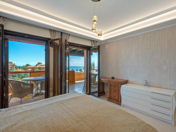 FOR SALE 🏡 Frontline Beach Three-Bedroom Apartment with Sea Views and Spa Facilities – Estepona 🇪🇸