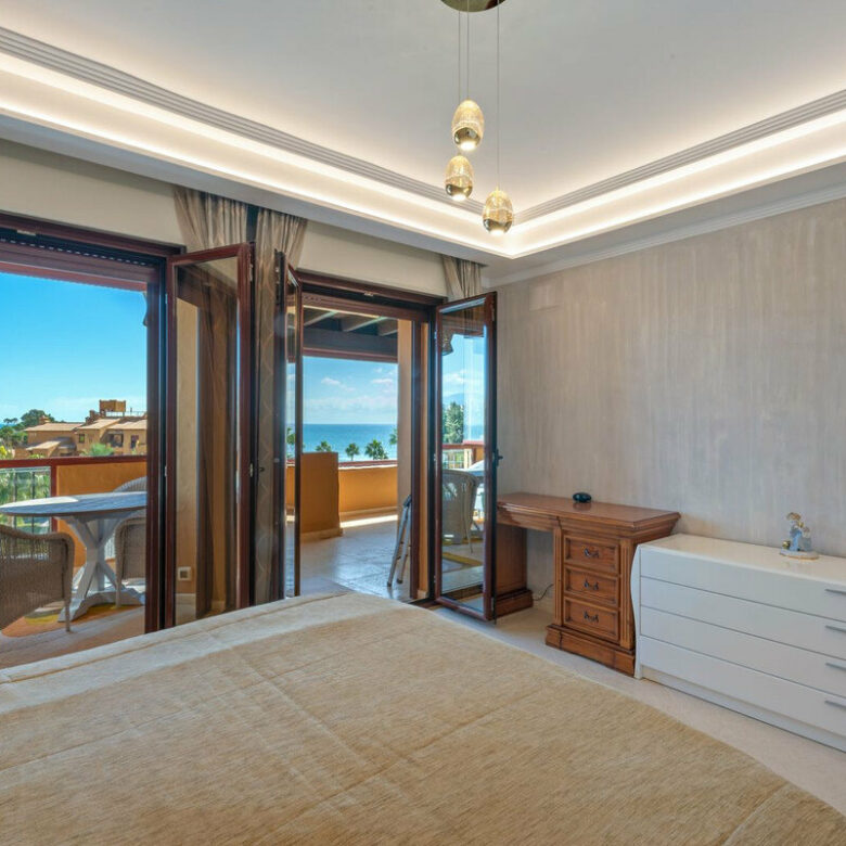 FOR SALE 🏡 Frontline Beach Three-Bedroom Apartment with Sea Views and Spa Facilities – Estepona 🇪🇸