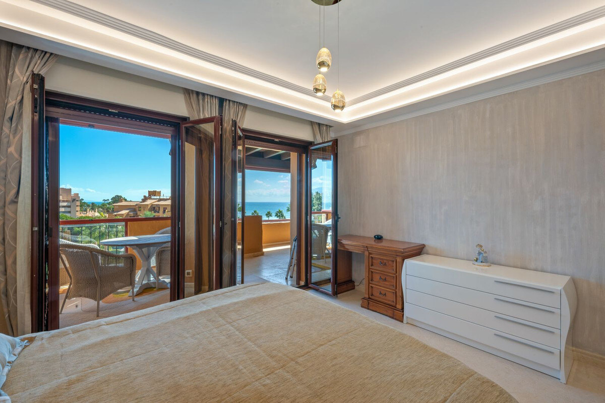 FOR SALE 🏡 Frontline Beach Three-Bedroom Apartment with Sea Views and Spa Facilities – Estepona 🇪🇸
