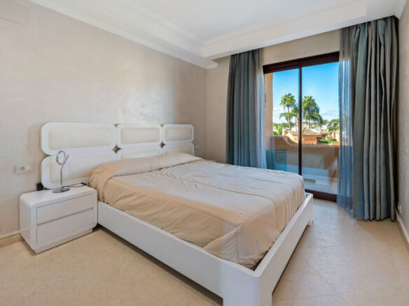 FOR SALE 🏡 Frontline Beach Three-Bedroom Apartment with Sea Views and Spa Facilities – Estepona 🇪🇸