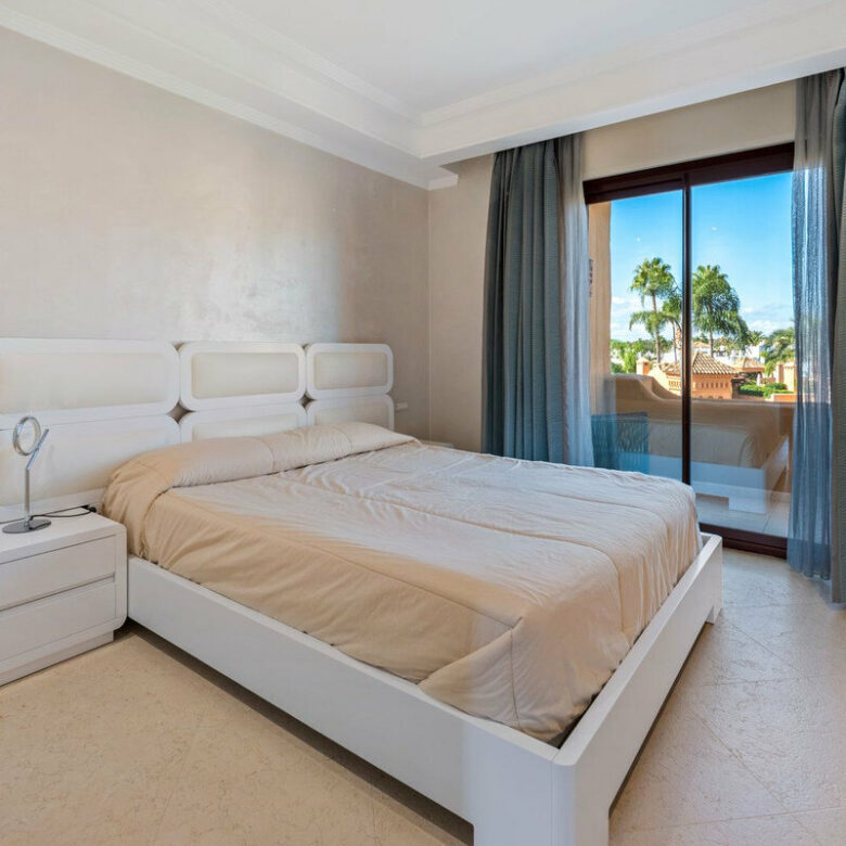 FOR SALE 🏡 Frontline Beach Three-Bedroom Apartment with Sea Views and Spa Facilities – Estepona 🇪🇸