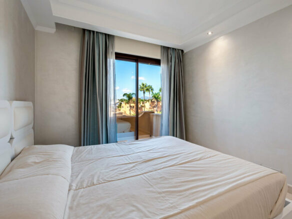 FOR SALE 🏡 Frontline Beach Three-Bedroom Apartment with Sea Views and Spa Facilities – Estepona 🇪🇸