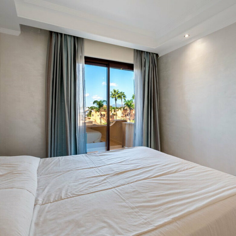 FOR SALE 🏡 Frontline Beach Three-Bedroom Apartment with Sea Views and Spa Facilities – Estepona 🇪🇸