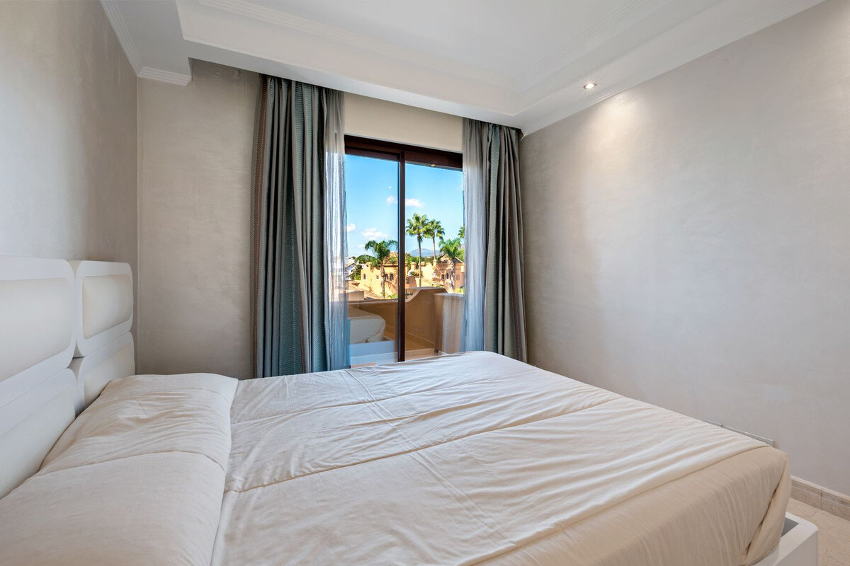 FOR SALE 🏡 Frontline Beach Three-Bedroom Apartment with Sea Views and Spa Facilities – Estepona 🇪🇸