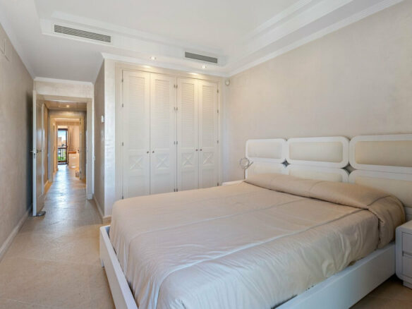 FOR SALE 🏡 Frontline Beach Three-Bedroom Apartment with Sea Views and Spa Facilities – Estepona 🇪🇸