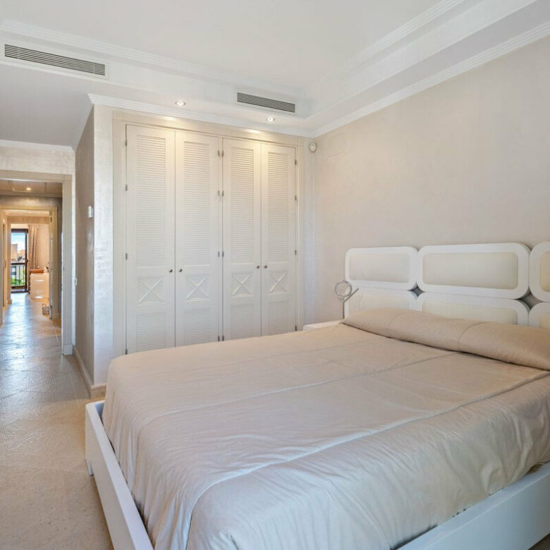 FOR SALE 🏡 Frontline Beach Three-Bedroom Apartment with Sea Views and Spa Facilities – Estepona 🇪🇸