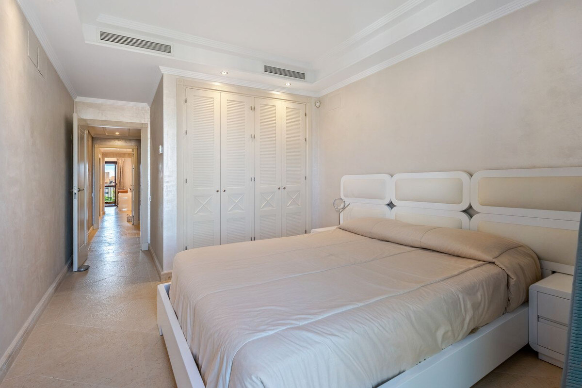 FOR SALE 🏡 Frontline Beach Three-Bedroom Apartment with Sea Views and Spa Facilities – Estepona 🇪🇸
