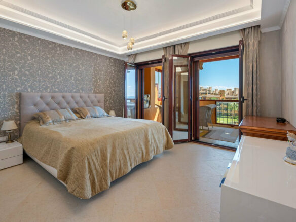 FOR SALE 🏡 Frontline Beach Three-Bedroom Apartment with Sea Views and Spa Facilities – Estepona 🇪🇸