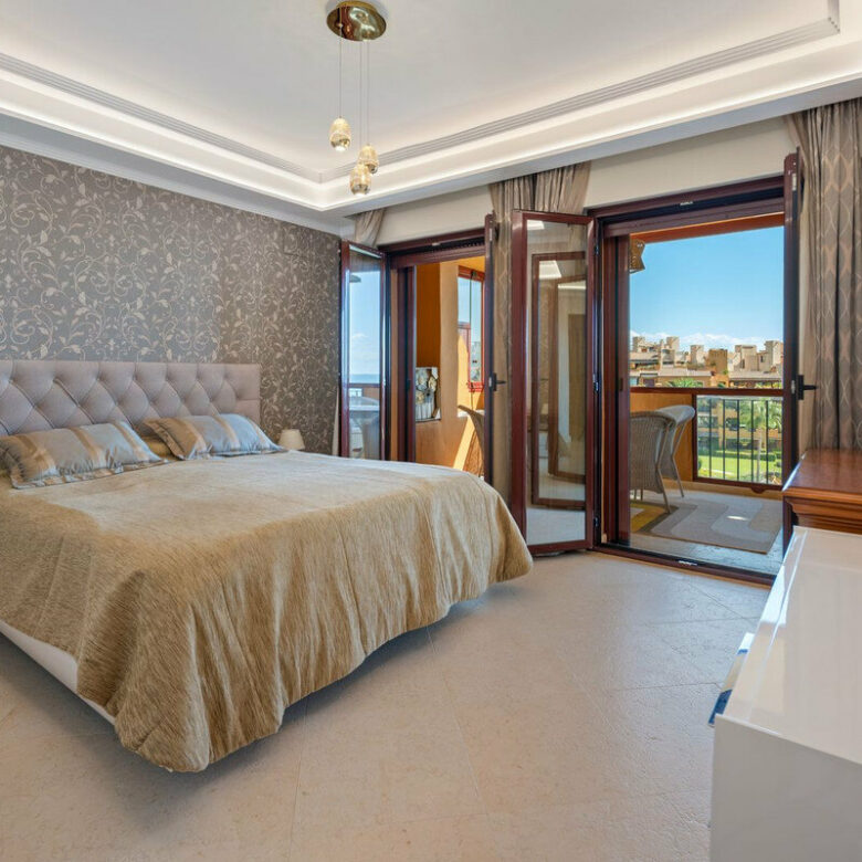 FOR SALE 🏡 Frontline Beach Three-Bedroom Apartment with Sea Views and Spa Facilities – Estepona 🇪🇸