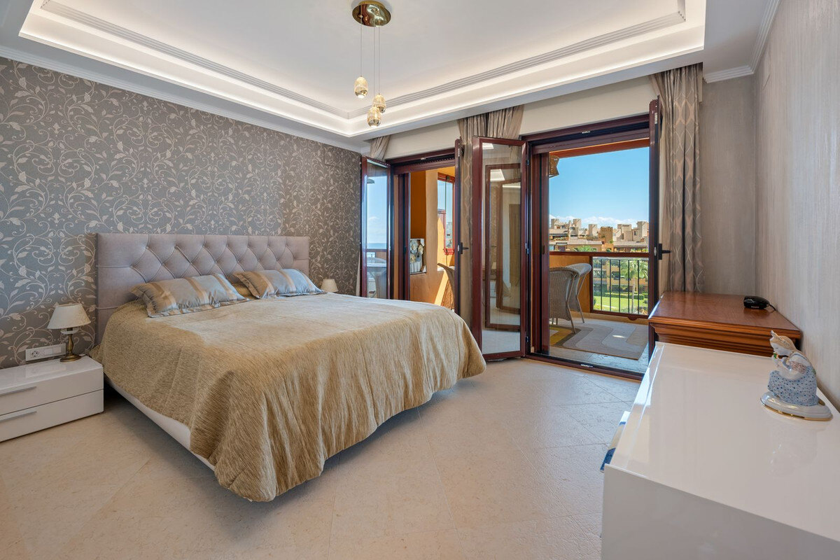 FOR SALE 🏡 Frontline Beach Three-Bedroom Apartment with Sea Views and Spa Facilities – Estepona 🇪🇸