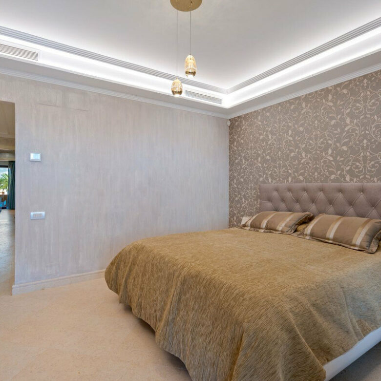 FOR SALE 🏡 Frontline Beach Three-Bedroom Apartment with Sea Views and Spa Facilities – Estepona 🇪🇸