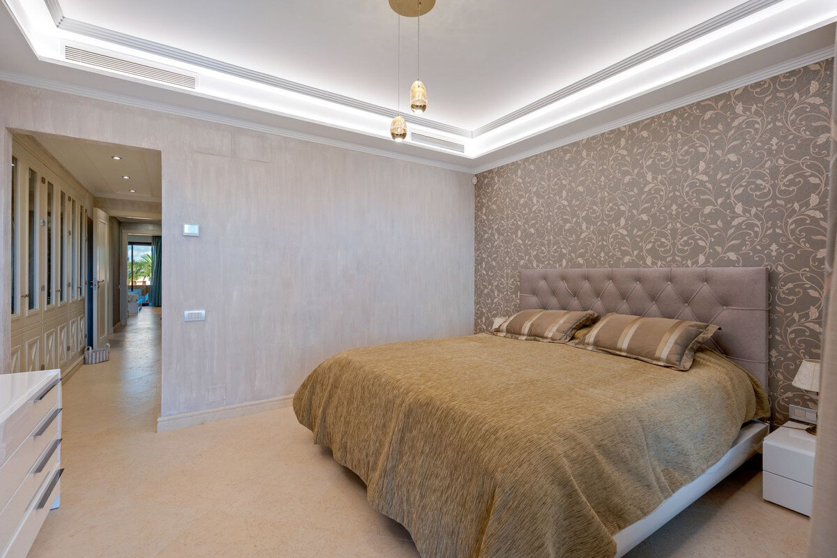 FOR SALE 🏡 Frontline Beach Three-Bedroom Apartment with Sea Views and Spa Facilities – Estepona 🇪🇸