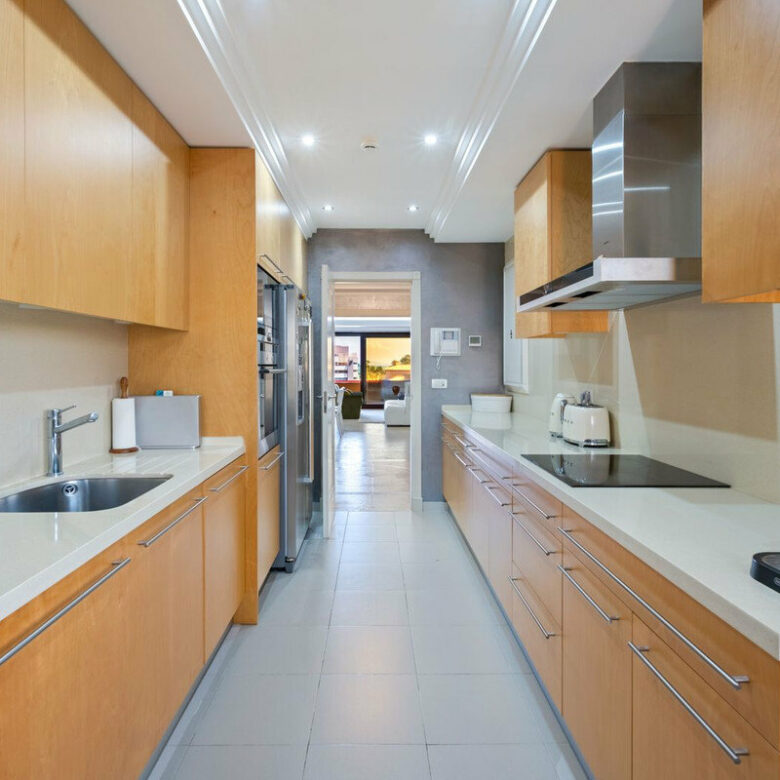FOR SALE 🏡 Frontline Beach Three-Bedroom Apartment with Sea Views and Spa Facilities – Estepona 🇪🇸