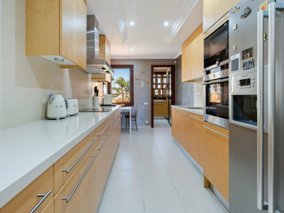 FOR SALE 🏡 Frontline Beach Three-Bedroom Apartment with Sea Views and Spa Facilities – Estepona 🇪🇸