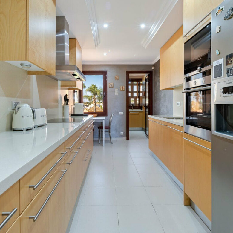 FOR SALE 🏡 Frontline Beach Three-Bedroom Apartment with Sea Views and Spa Facilities – Estepona 🇪🇸