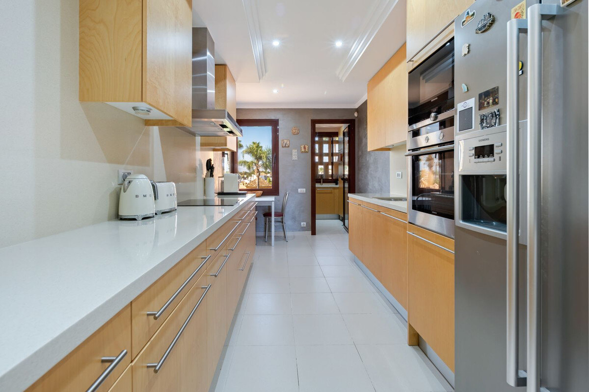 FOR SALE 🏡 Frontline Beach Three-Bedroom Apartment with Sea Views and Spa Facilities – Estepona 🇪🇸