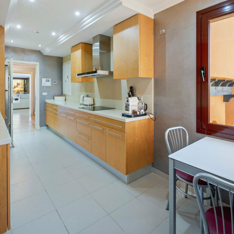 FOR SALE 🏡 Frontline Beach Three-Bedroom Apartment with Sea Views and Spa Facilities – Estepona 🇪🇸