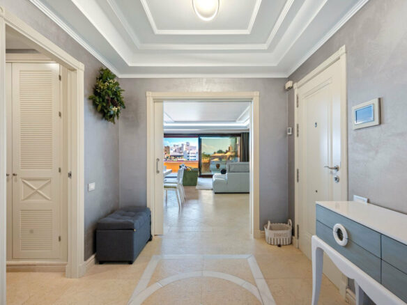 FOR SALE 🏡 Frontline Beach Three-Bedroom Apartment with Sea Views and Spa Facilities – Estepona 🇪🇸