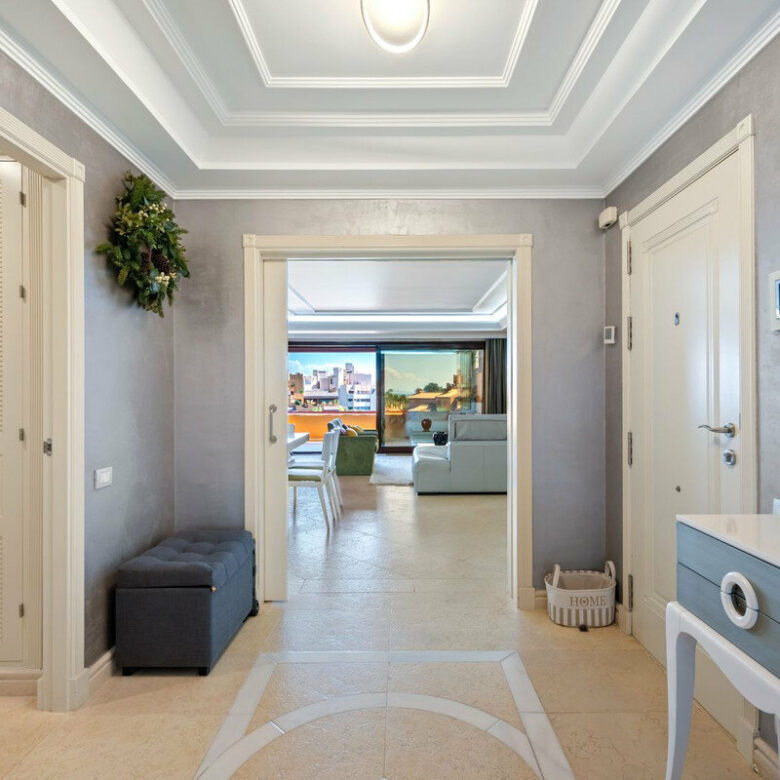 FOR SALE 🏡 Frontline Beach Three-Bedroom Apartment with Sea Views and Spa Facilities – Estepona 🇪🇸