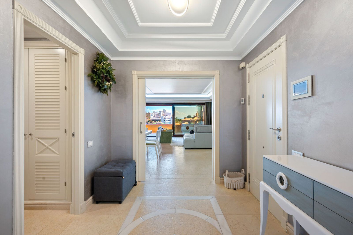 FOR SALE 🏡 Frontline Beach Three-Bedroom Apartment with Sea Views and Spa Facilities – Estepona 🇪🇸