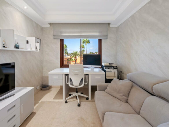 FOR SALE 🏡 Frontline Beach Three-Bedroom Apartment with Sea Views and Spa Facilities – Estepona 🇪🇸