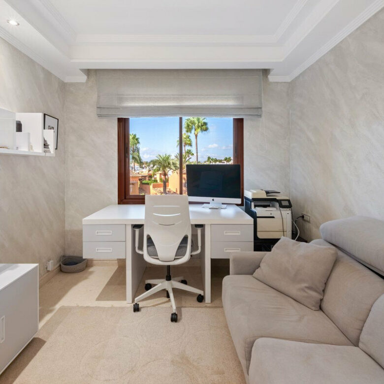 FOR SALE 🏡 Frontline Beach Three-Bedroom Apartment with Sea Views and Spa Facilities – Estepona 🇪🇸