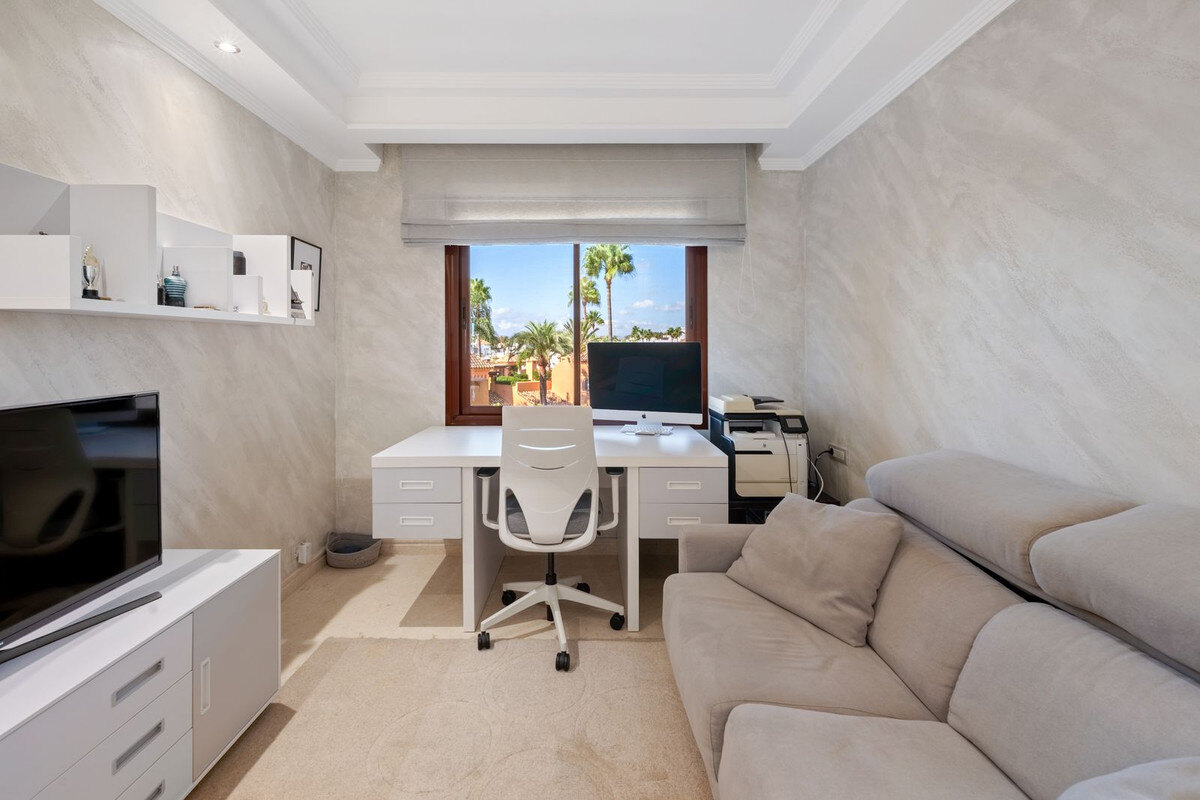FOR SALE 🏡 Frontline Beach Three-Bedroom Apartment with Sea Views and Spa Facilities – Estepona 🇪🇸