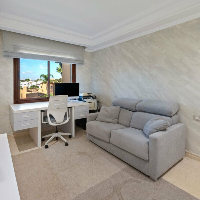 FOR SALE 🏡 Frontline Beach Three-Bedroom Apartment with Sea Views and Spa Facilities – Estepona 🇪🇸