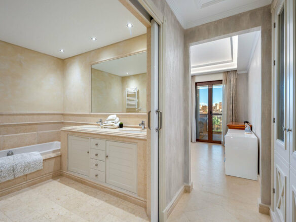 FOR SALE 🏡 Frontline Beach Three-Bedroom Apartment with Sea Views and Spa Facilities – Estepona 🇪🇸