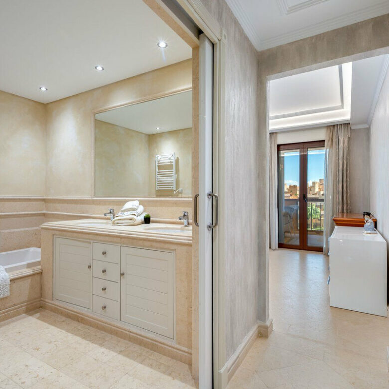 FOR SALE 🏡 Frontline Beach Three-Bedroom Apartment with Sea Views and Spa Facilities – Estepona 🇪🇸