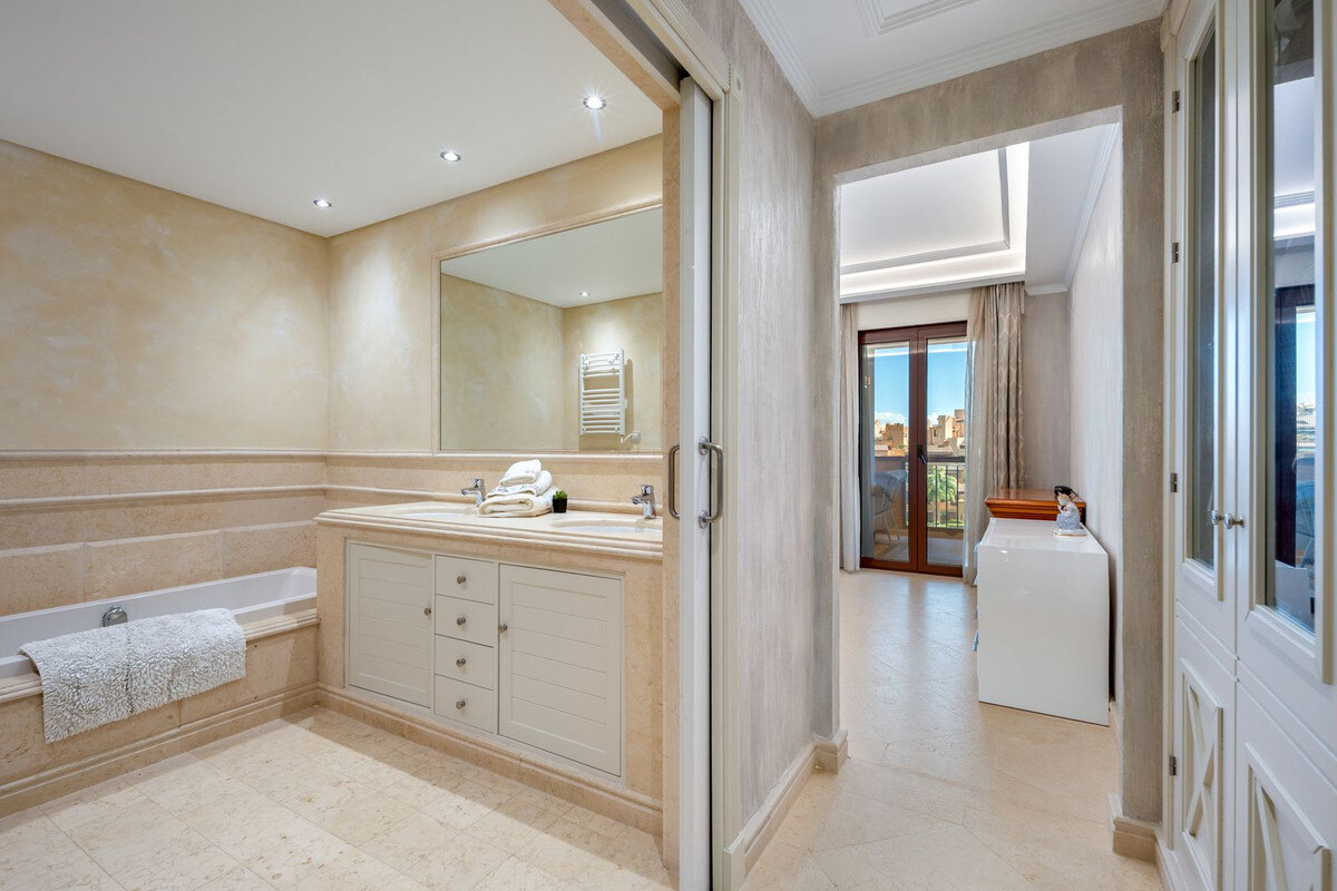 FOR SALE 🏡 Frontline Beach Three-Bedroom Apartment with Sea Views and Spa Facilities – Estepona 🇪🇸