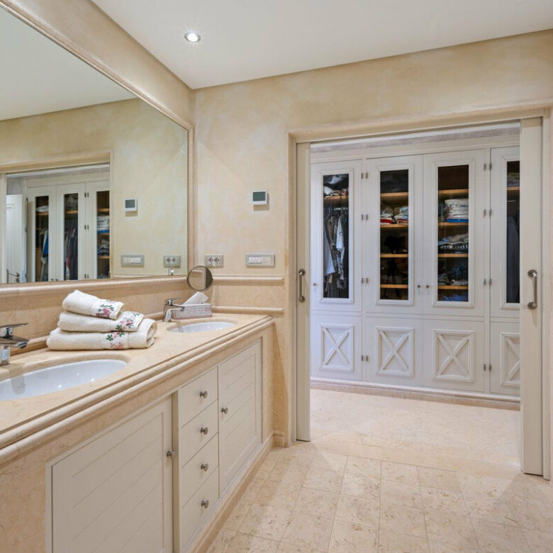 FOR SALE 🏡 Frontline Beach Three-Bedroom Apartment with Sea Views and Spa Facilities – Estepona 🇪🇸