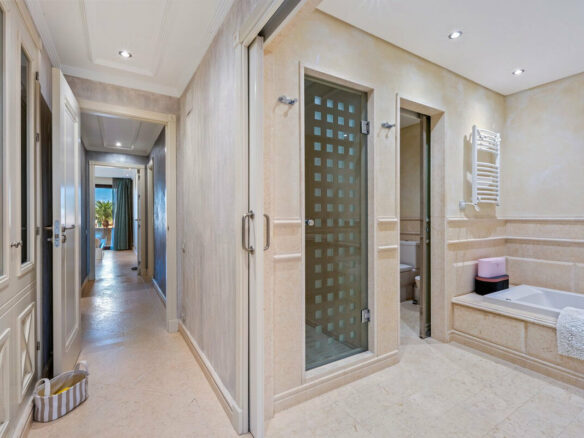 FOR SALE 🏡 Frontline Beach Three-Bedroom Apartment with Sea Views and Spa Facilities – Estepona 🇪🇸