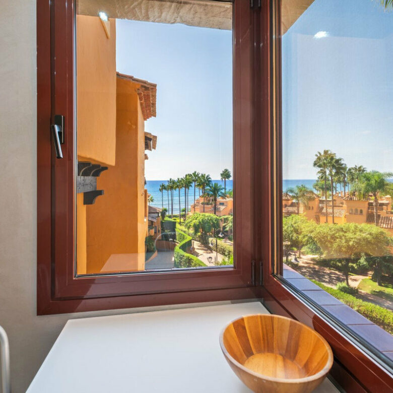 FOR SALE 🏡 Frontline Beach Three-Bedroom Apartment with Sea Views and Spa Facilities – Estepona 🇪🇸